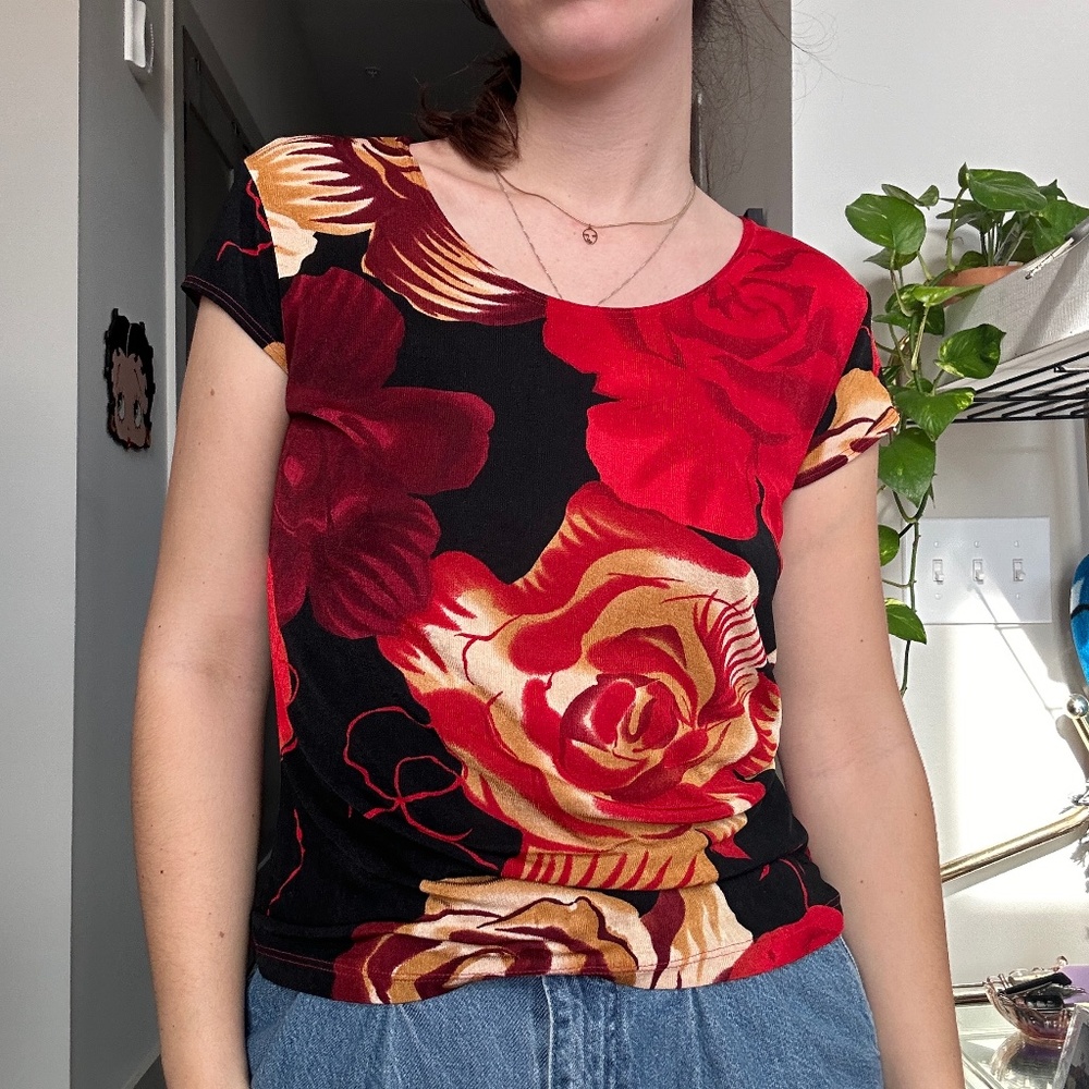 🖤 90s Black/Red Floral Graphic Top 💗 Size M
